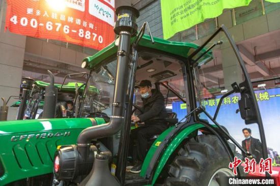 kaiyun网站中部农业机械及零部件展览会开幕各式农业设备齐亮相